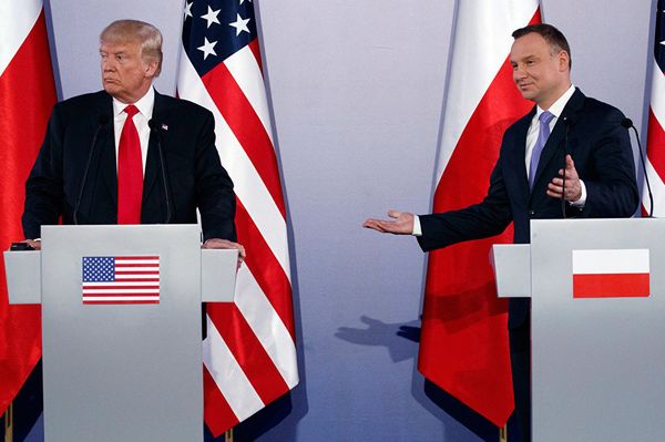 Президент США Дональд Трамп и президент Польши Анджей Дуда во время встречи в Варшаве