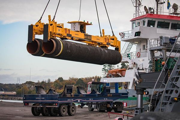Погрузка труб для строительства газопровода Северный поток — 2 в порту Мукран, Германия