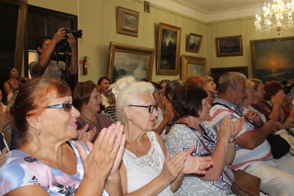 Зрители во время выступления пианиста из Португалии Жоау Шавьера в галерее им. И.К. Айвазовского в Феодосии