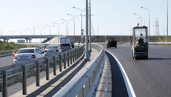 ВАД завершил укладку верхнего слоя покрытия на автомобильном подходе к Крымскому мосту со стороны Керчи