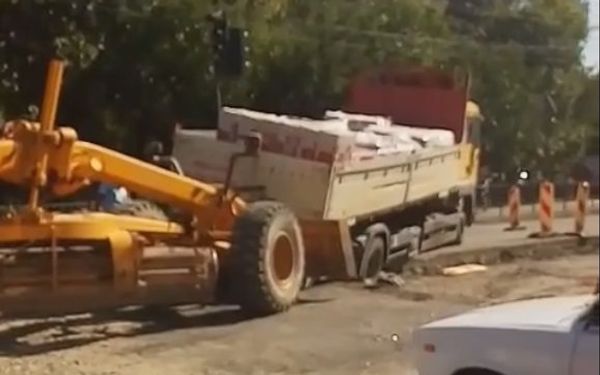 На улице Севастопольская в Симферополе фура застряла в яме
