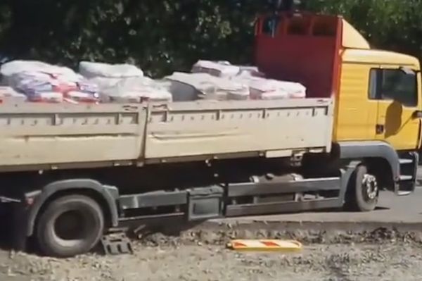На улице Севастопольская в Симферополе фура застряла в яме