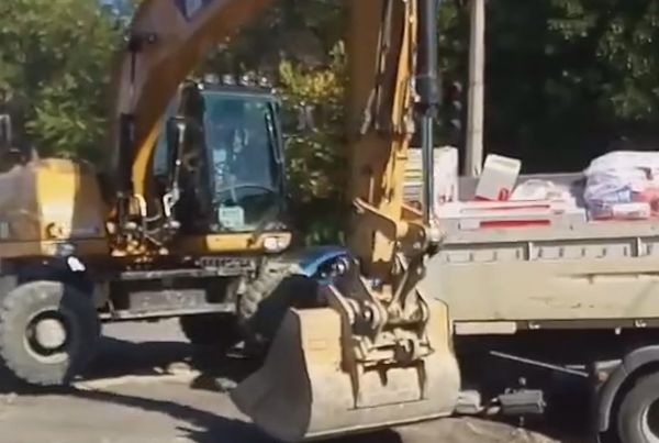 На улице Севастопольская в Симферополе фура застряла в яме