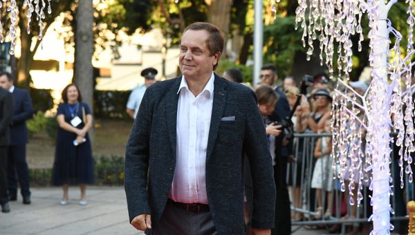 Российский актер и режиссер театра и кино Андрей Соколов на красной дорожке на церемонии открытия III международного кинофестиваля Евразийский мост в Ялте