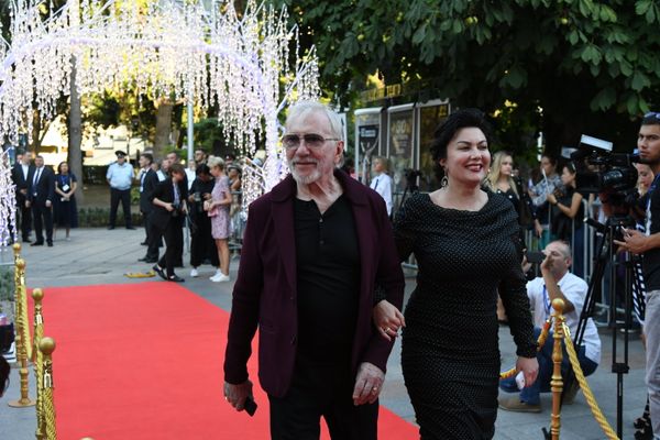 Президент кинофестиваля Евразийский мост Виктор Мережко и министр культуры Крыма Арина Новосельская на красной дорожке на церемонии открытия III международного кинофестиваля Евразийский мост в Ялте