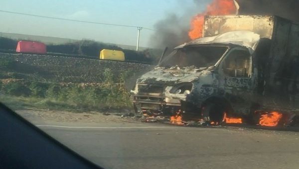 В Ленинском районе Крыма на автодороге Керчь-Феодосия-Симферополь сгорел  грузовой автомобиль ГАЗель