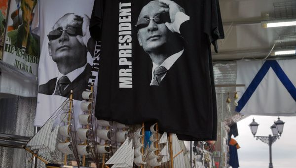 Футболки с изображением Владимира Путина. Архивное фото