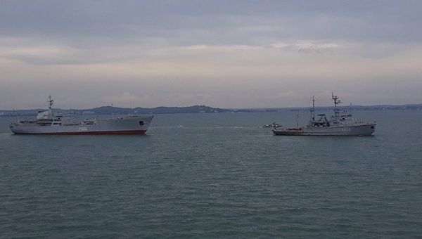 Корабли ВМС Украины после прохождения под арками Крымского моста