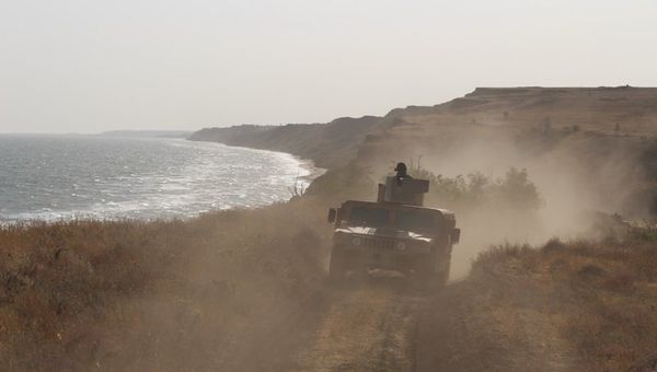 Тактические учения украинских военных и пограничников на побережье Азовского моря