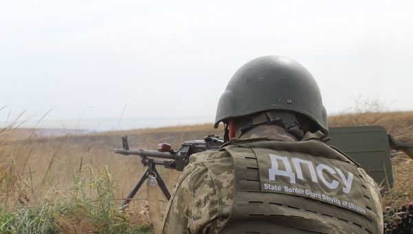 Тактические учения украинских военных и пограничников на побережье Азовского моря