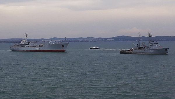 Корабли ВМС Украины после прохождения под арками Крымского моста. 23 сентября 2018