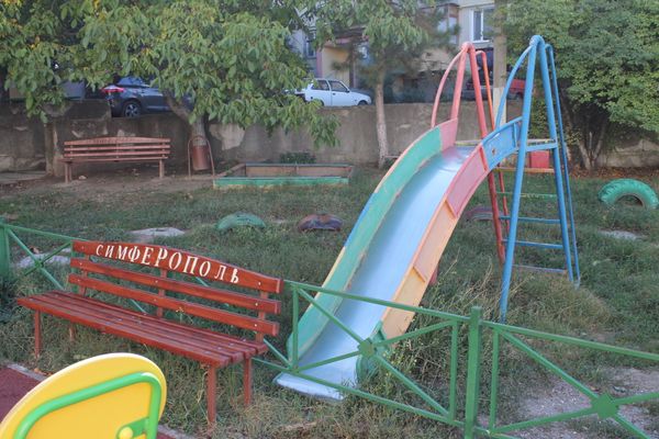 Детская горка во дворе на улице Промышленная в Симферополе