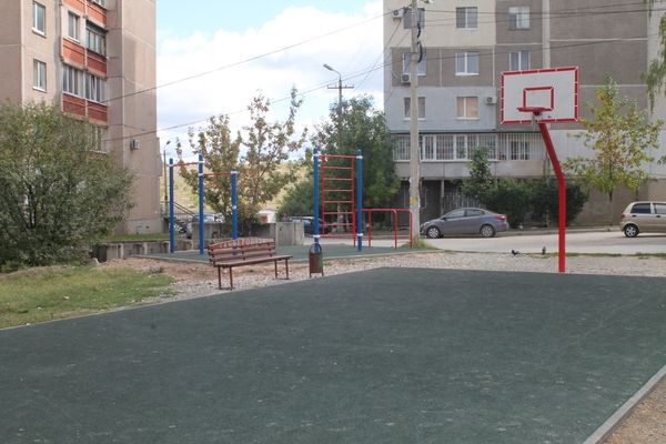 Новое баскетбольное поле во дворе по ул. Балаклавская в Симферополе