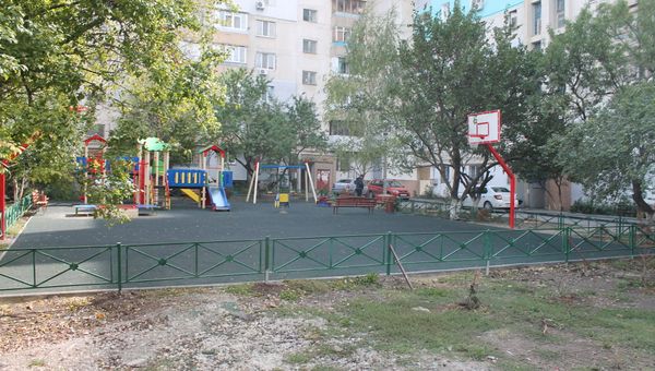 Детская площадка во дворе по улице Батурина в Симферополе Детская площадка во дворе по улице Батурина в Симферополе