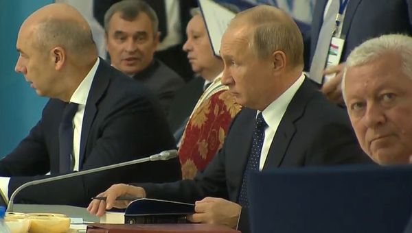 Успеть все: Путин с томом Пушкина на саммите СНГ