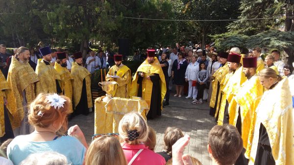 Молебен перед открытием ежегодной акции благотворительности и милосердия Белый цветок в Евпатории