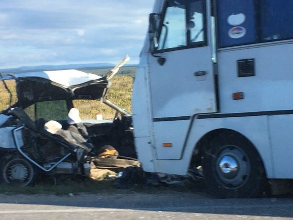 Автобус протаранил иномарку на повороте на Бальбек Автобус протаранил иномарку на повороте на Бальбек