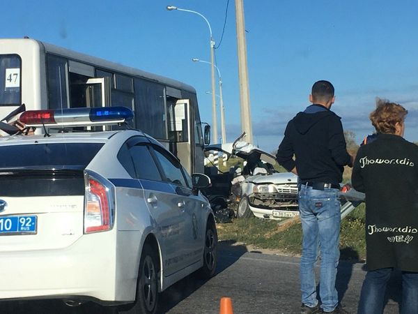 Автобус протаранил иномарку на повороте на Бальбек Автобус протаранил иномарку на повороте на Бальбек