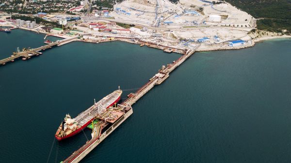 Танкер у нефтяного терминала в Новороссийске