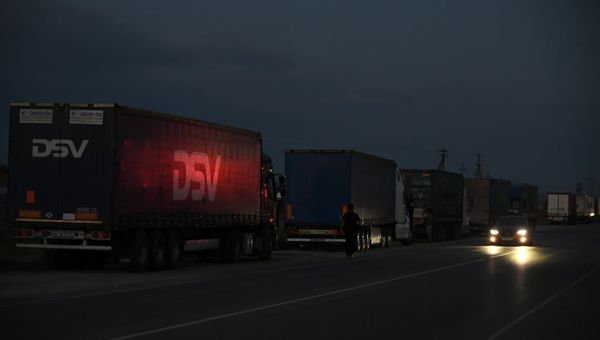 Видео ожидания запуска грузового движения по Крымскому мосту водителями фур со стороны Крыма