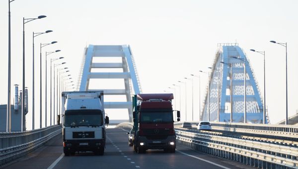 Грузовые машины на Крымском мосту