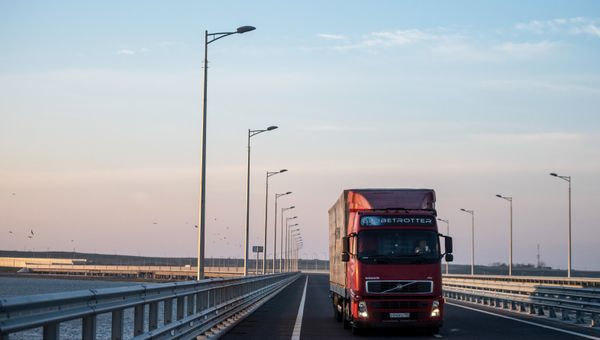 Грузовые машины на Крымском мосту, где были сняты ограничения на движение фур свыше 3,5т.