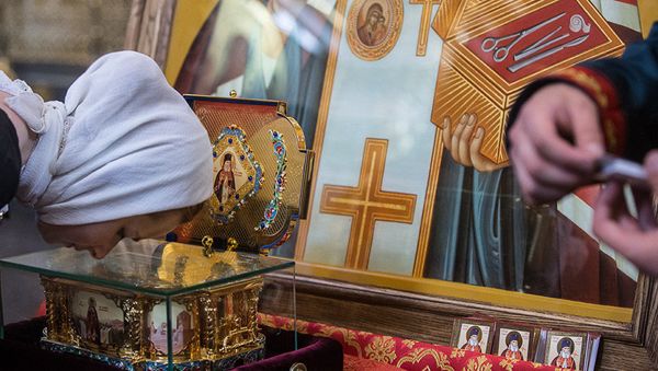 Верующая у мощей святителя Луки