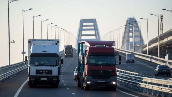 Открытие движения по Крымскому мосту для грузовиков
