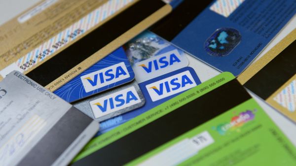 Банковские карты международных платежных систем VISA. Архивное фото Банковские карты международных платежных систем VISA. Архивное фото