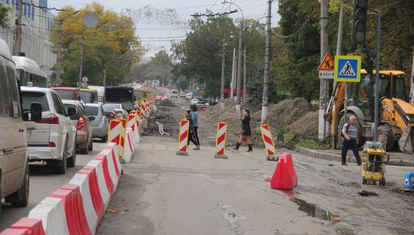 Люди переходят дорогу на улице Севастопольская в Симферополе