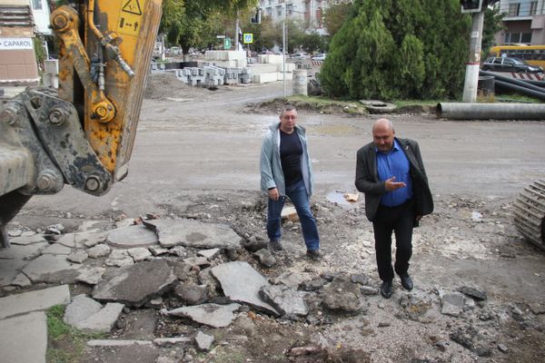 Эксперты крымского ОНФ Владимир Резанов (справа) и Виталий Викторов (слева) осматривают капитальный ремонт улиц в Симферополе 