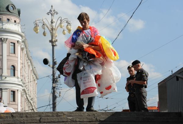 Акция зеленых против использования пластиковых пакетов