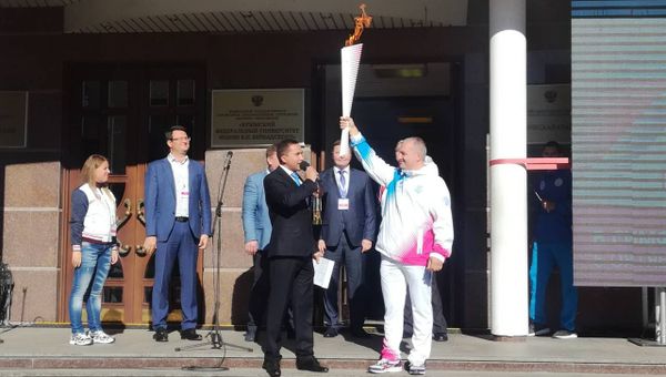 Олимпийский чемпион по пулевой стрельбе Артур Айвазян держит факел с огнем Универсиады-2019