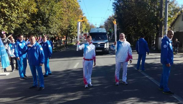 Олимпийский чемпион по пулевой стрельбе Артур Айвазян и мастер спорта по художественной гимнастке Екатерина Гончаренко принимают участие в симферопольском этапе эстафеты огня Всемирной зимней универсиады 2019 года