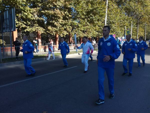 Факел с огнем Всемирной зимней универсиады 2019 года несет крымский тяжелоатлет Артем Иванов