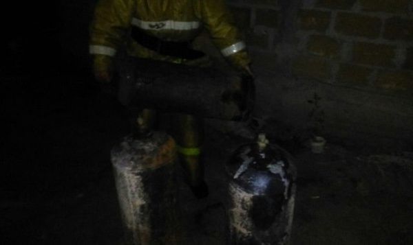Газовые баллоны, которые вынесли из горевшей хозпостройки в селе Солнечногорское (Алушта)