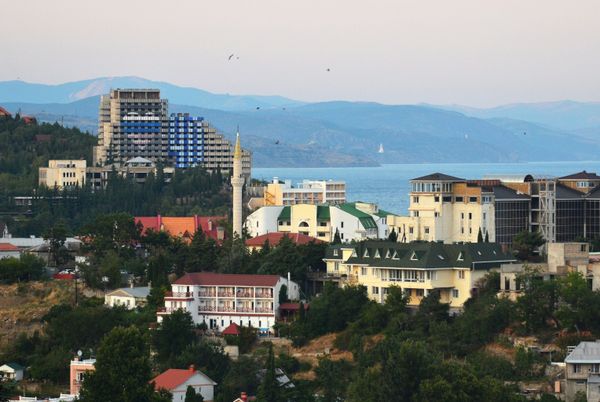 Вид на приморский город Алушту
