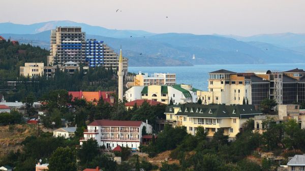Вид на приморский город Алушту