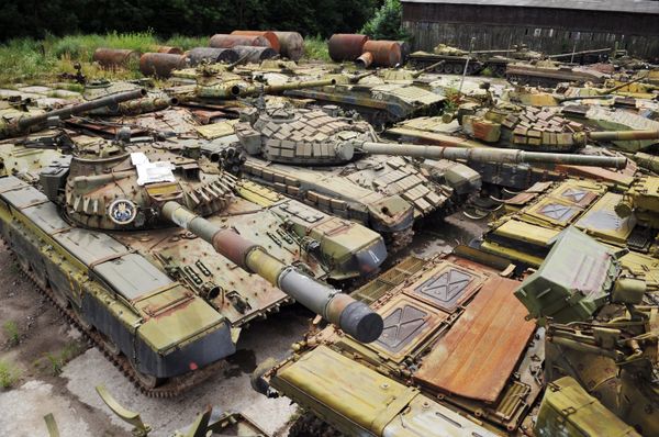 Полигон законсервированной военной техники на Львовском бронетанковом заводе Полигон законсервированной военной техники на Львовском бронетанковом заводе
