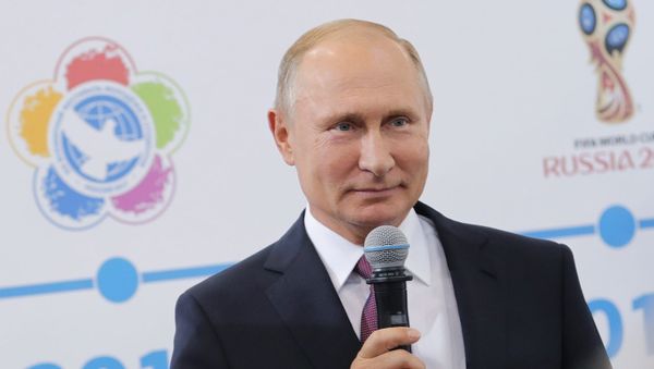 Президент РФ Владимир Путин во время встречи с волонтерами XXIX Всемирной зимней универсиады 2019 года на VII Международном спортивном форуме Россия – спортивная держава в Ульяновске