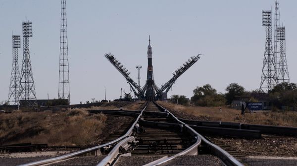 Установка ракеты-носителя Союз-ФГ с пилотируемым кораблем Союз МС-10 на стартовый стол первой Гагаринской стартовой площадки космодрома Байконур