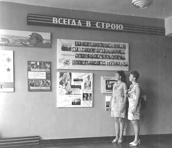 Студентки смотрят на экспозицию о ветеранах в главном корпусе Крымского пединститута (теперь КФУ им. Вернадского) Студентки смотрят на экспозицию о ветеранах в главном корпусе Крымского пединститута (теперь КФУ им. Вернадского)