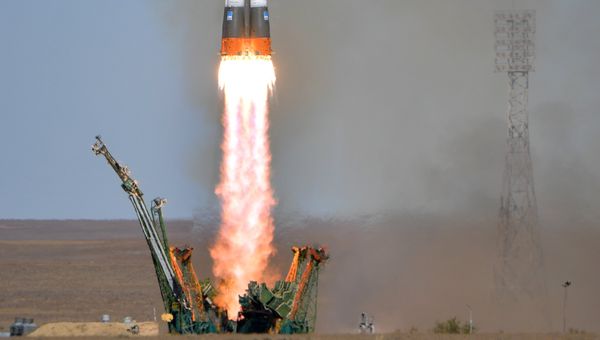 Старт ракеты-носителя Союз-ФГ с пилотируемым кораблем Союз МС-10