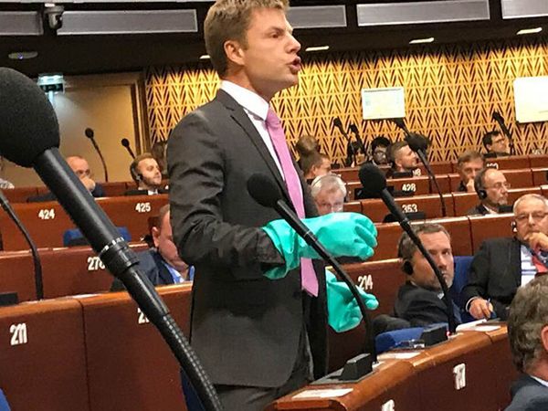 Выступление народного депутата Украины Алексея Гончаренко в резиновых перчатках на заседании ПАСЕ. 9 октября 2018 Выступление народного депутата Украины Алексея Гончаренко в резиновых перчатках на заседании ПАСЕ. 9 октября 2018