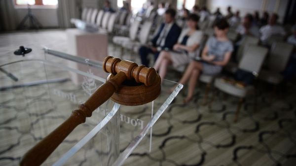 В демонстрационном зале аукциона. Архивное фото