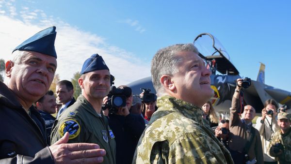 Президент Украины П. Порошенко посетил Объединенный операционный центр сил многонациональных учений «Чистое небо-2018» Президент Украины П. Порошенко посетил Объединенный операционный центр сил многонациональных учений «Чистое небо-2018»