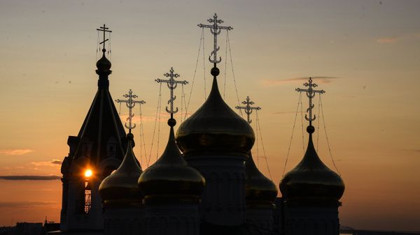 Церковь на закате. Архивное фото Церковь на закате. Архивное фото