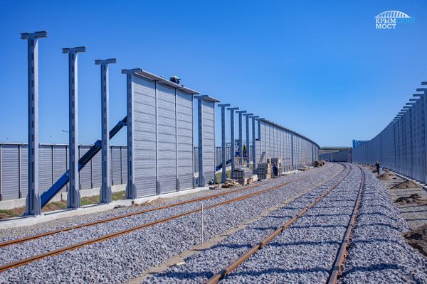 Установка акустических экранов на участках сопряжения Крымского моста с железнодорожными подходами