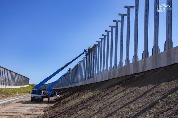 Установка акустических экранов на участках сопряжения Крымского моста с железнодорожными подходами