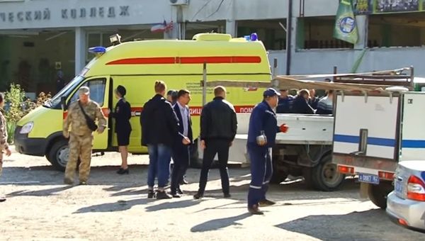 На месте взрыва в Керченском политехническом колледже. 17 октября 2018 На месте взрыва в Керченском политехническом колледже. 17 октября 2018
